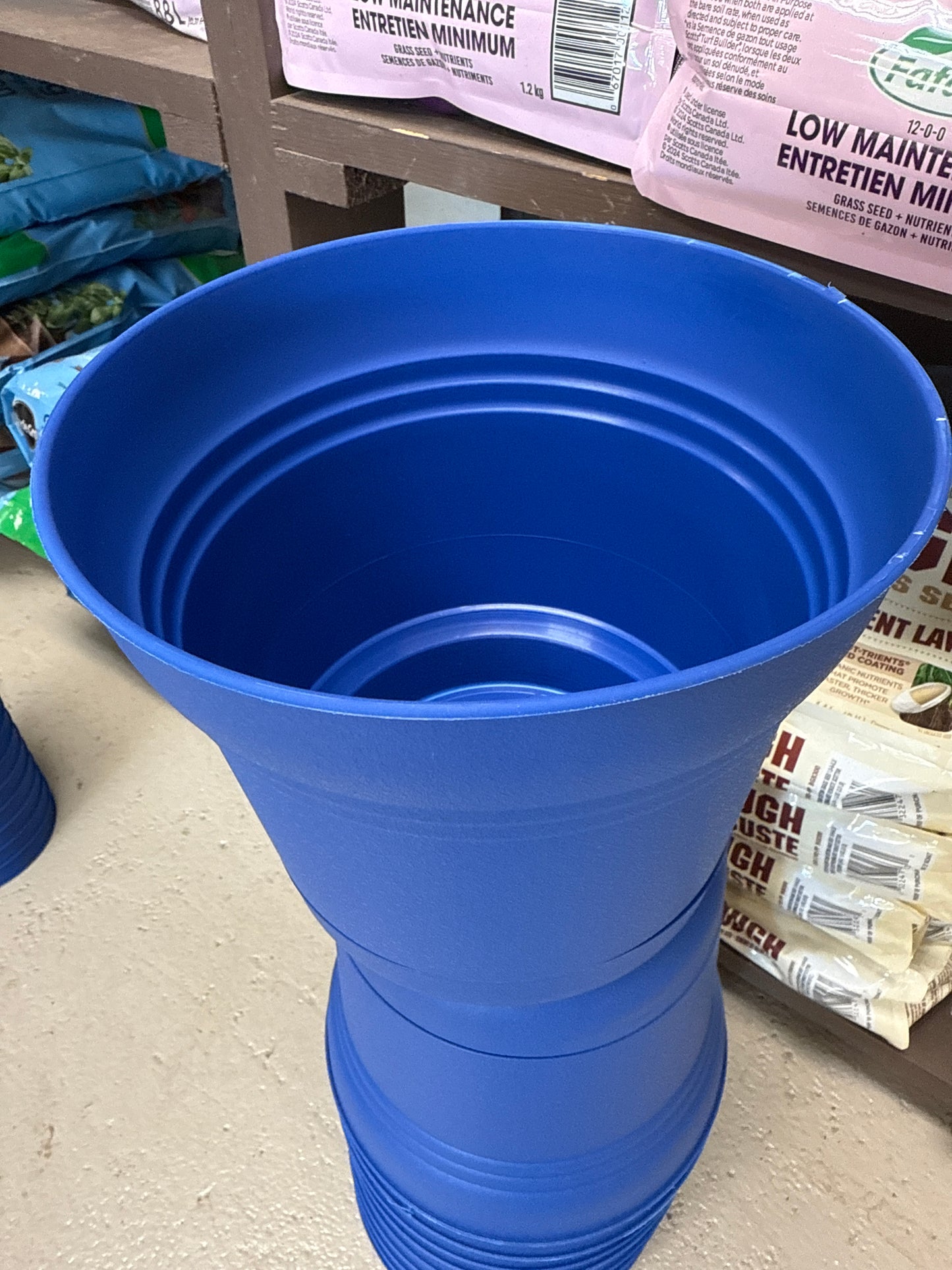 Saturn indoor/outdoor pots with attached drip tray